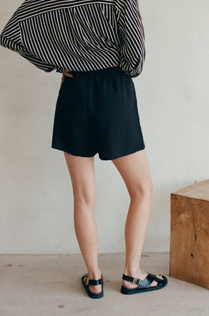 Open image in slideshow, AR1062 | Woven 100% Linen Elastic Waist Shorts With Pockets
